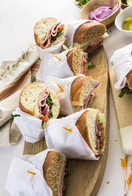 Sous-sandwich frais sur des hoagies blancs et de blé.