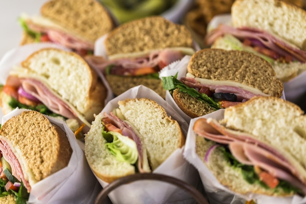 Photo sous-sandwich frais sur des hoagies blancs et de blé.