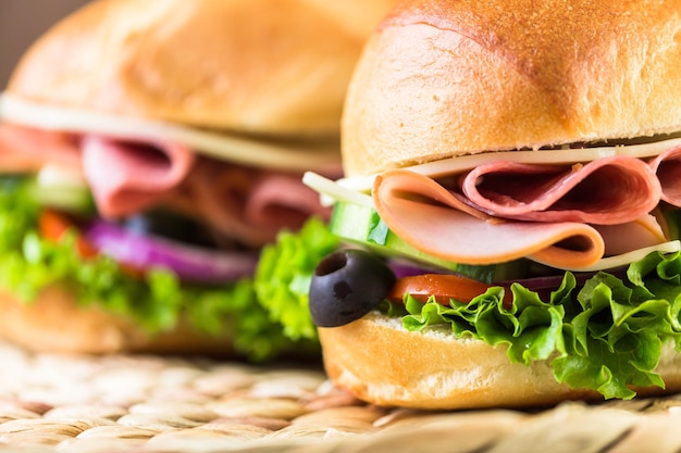 Sous-sandwich avec des légumes frais, de la viande pour le déjeuner et du fromage sur un rouleau de hoagie.