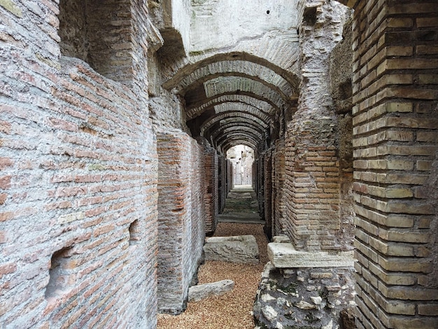 Photo sous terre au colisée de rome, en italie