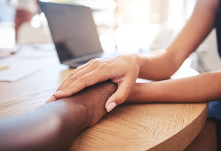 Photo soutenir l'amour et les soins des gens mains tenant parler de problème de lutte financière ou d'échec de perte d'emploi faire confiance à l'aide et réconforter une femme avec un ami ou un employé triste et espérer pour la santé mentale