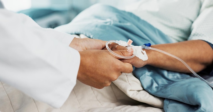 Photo soutenir les mains et le médecin avec le patient avec goutte à goutte dans l'hôpital d'urgence médicale ou le lit de la clinique pour la médecine soins de santé professionnels et chirurgien personne consultante en chirurgie avec soin