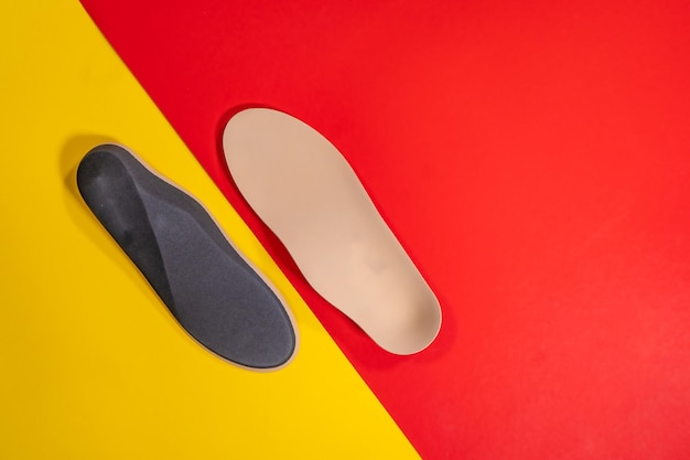 Soutien du pied et concept de pieds sains avec semelles orthopédiques isolées sur fond de couleur