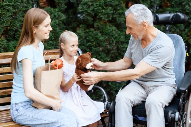 Soutien familial en conversation en fauteuil roulant