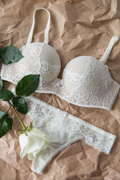 un soutien-gorge blanc avec un bras blanc et une fleur dessus
