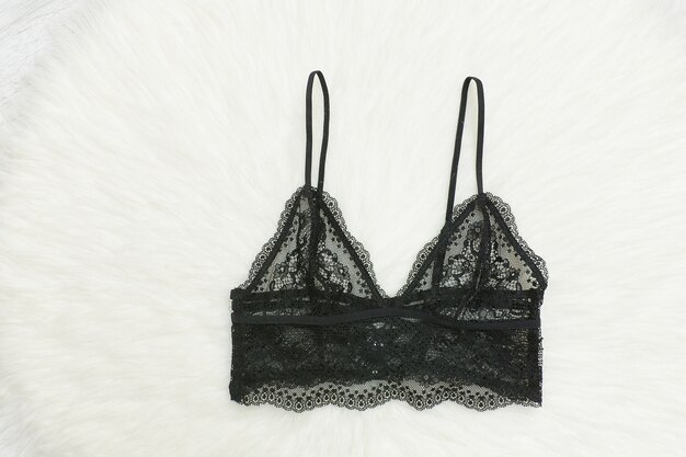 Soutien-gorge en dentelle noire sur fourrure blanche