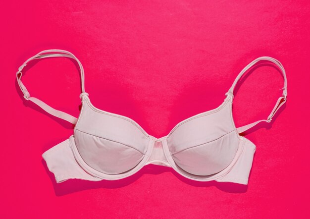 Soutien-gorge femme confortable sur fond rose. Beaux sous-vêtements. Vue de dessus