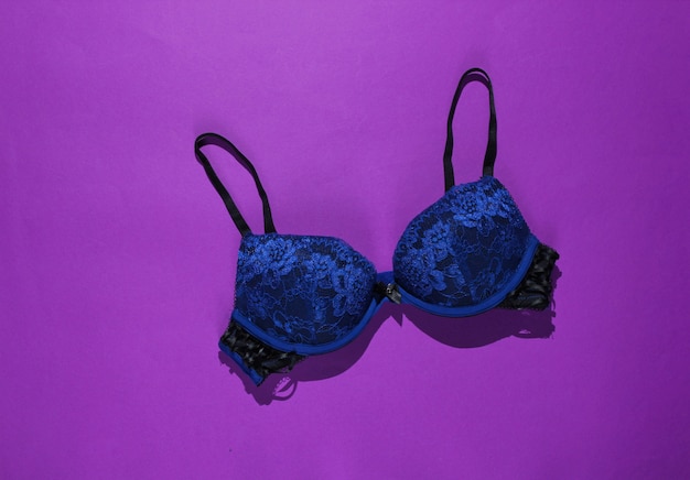 Soutien-gorge femme sexy sur table violette. De beaux sous-vêtements. Vue de dessus