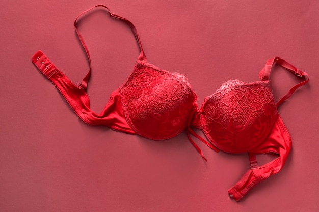 Soutien-gorge sur fond rouge