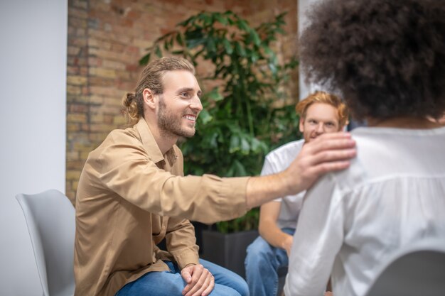 Soutien psychologique. Les membres du groupe se soutiennent et ont l'air amicaux