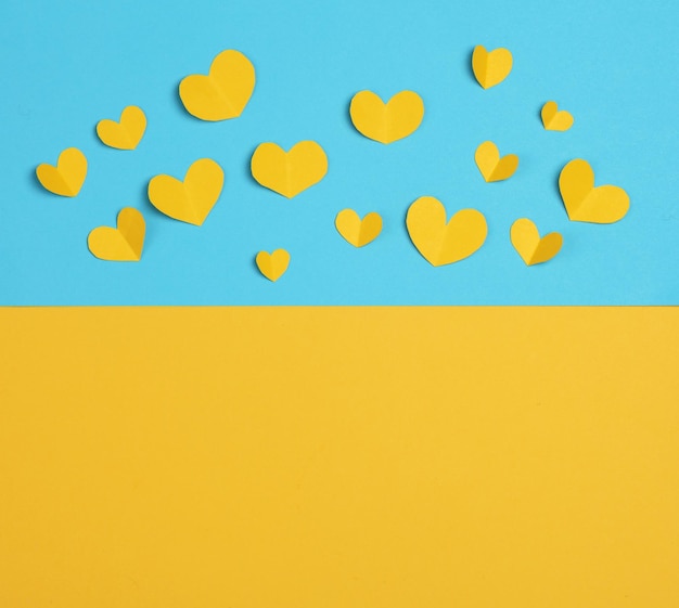 Soutien de l'unité pour l'Ukraine dans la guerre russe ukrainienne Coeurs jaunes sur fond jaune bleu Symbolisant le drapeau de l'Ukraine indépendante Espace pour le texte