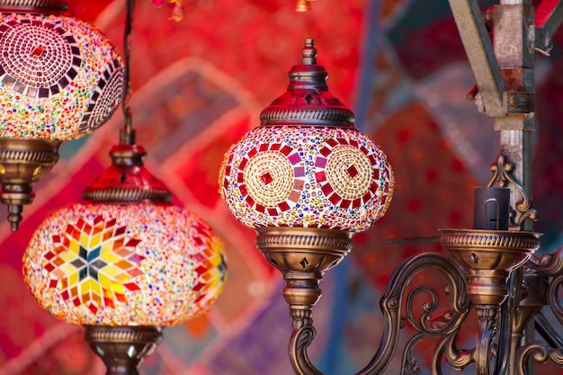 Souvenir, lampes de style oriental artisanales dans un bazar