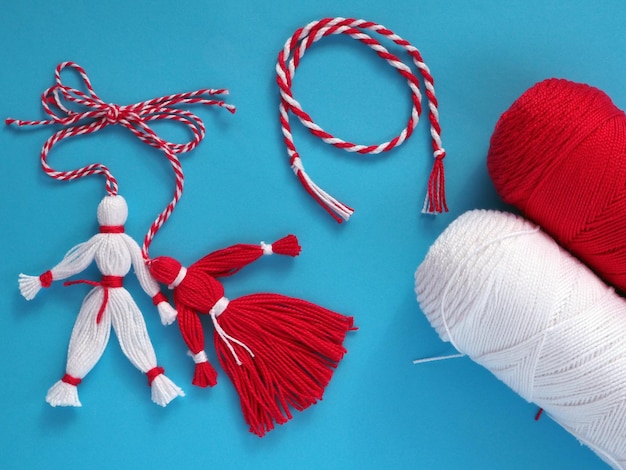 Souvenir Martisor en forme d'homme et de femme sur fond bleu