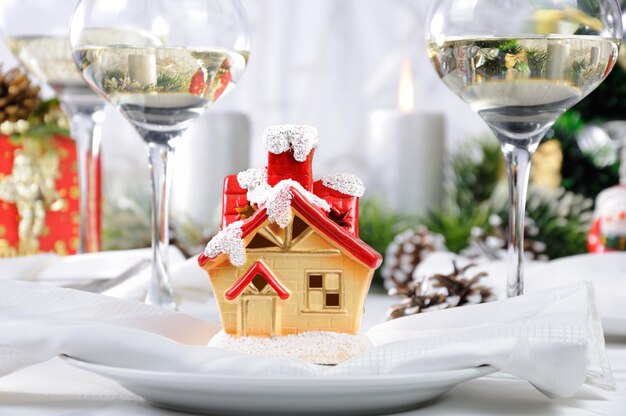 Souvenir sous forme de maison de Noël sur la table de Noël