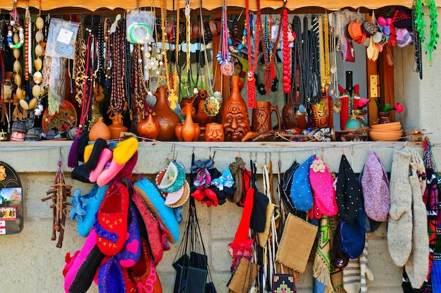 Souvenirs au marché de Mtsheta, la capitale touristique de la Géorgie