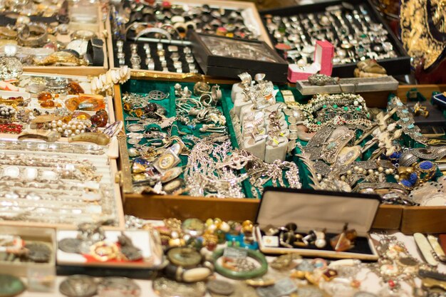 Des souvenirs de bijoux russes colorés au marché