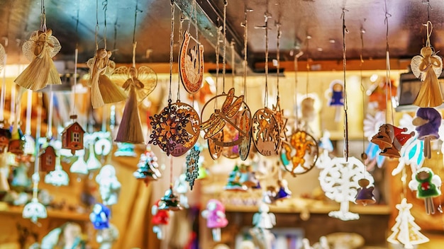 Souvenirs en céramique faits à la main affichés sur le stand pendant le marché de Noël à Riga, en Lettonie. Mise au point sélective