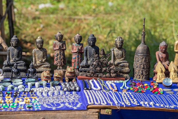 Souvenirs faits à la main dans un étal touristique sur le marché de rue près du lac Inle en Birmanie Myanmar Close up