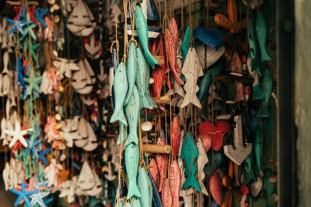 Souvenirs mobiles en bois faits à la main pour la décoration accrochés dans la boutique de Bali