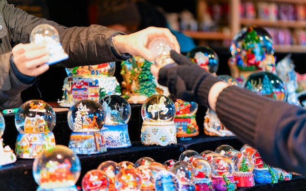 Souvenirs de Noël au marché de Noël en Allemagne en Europe en hiver. Rue de nuit allemande Xmas et foire de vacances dans une ville ou une ville européenne, décembre. Berlin sur l'Alexanderplatz. Fête des fêtes et bazar