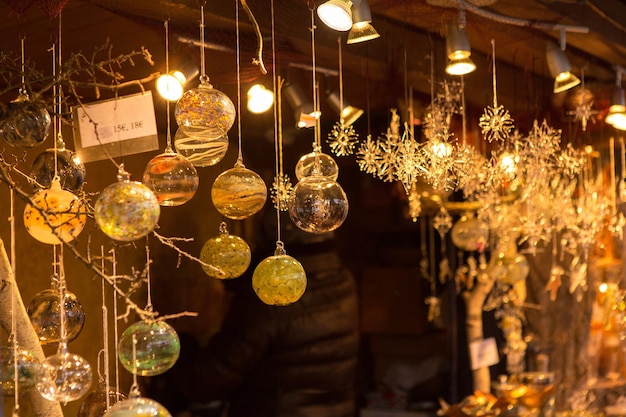 Souvenirs de Noël sur le comptoir en Europe Boules de Noël en verre peint avec des contes de fées