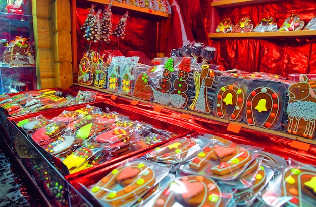 Souvenirs traditionnels au marché de Noël européen - un fer à cheval en pain d'épice - à Riga, Lettonie