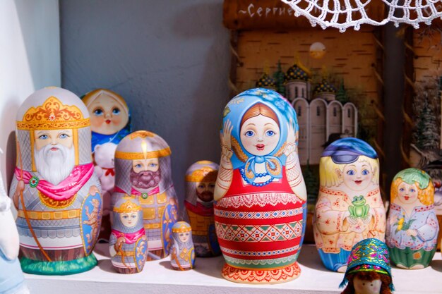 Souvenirs traditionnels de Russie poupées gigognes colorées également connues sous le nom de matriochka babushka poupées empilables ou poupées russes