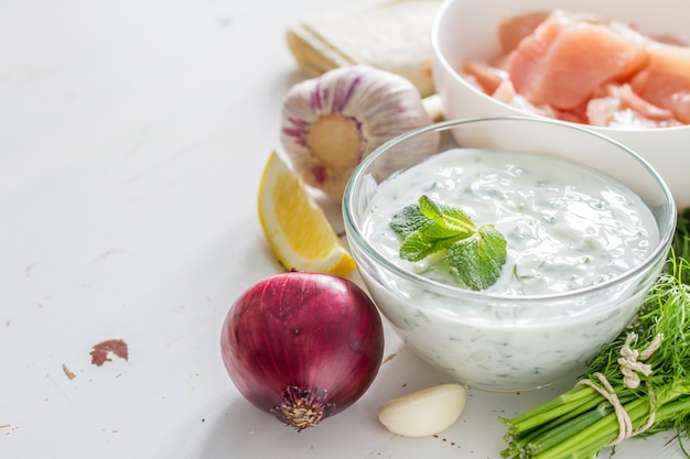 Souvlaki et ingrédients, fond de bois blanc