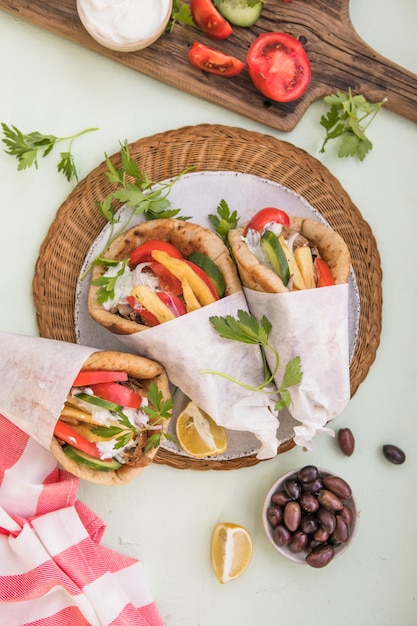 Souvlaki de poulet grec ona pita avec légumes frais et sauce tzatziki