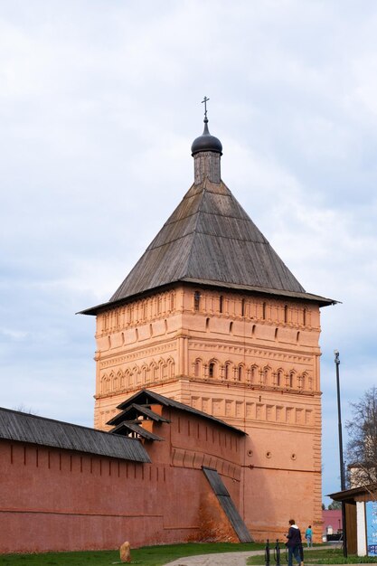 Souzdal Russie 25 avril 2023 L'ancienne tour d'angle dans les murs du monastère SpasoEuthymius