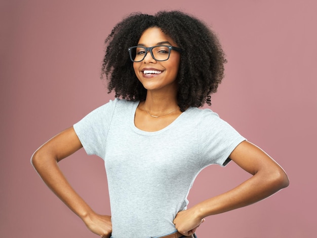 Soyez fier du fait que vous êtes vous Photo en studio d'une jeune femme séduisante et confiante posant sur un fond rose