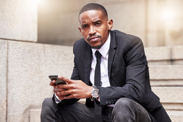 Soyez sérieux au sujet de vos relations. Portrait recadré d'un beau jeune homme d'affaires vérifiant ses messages pendant sa pause déjeuner.