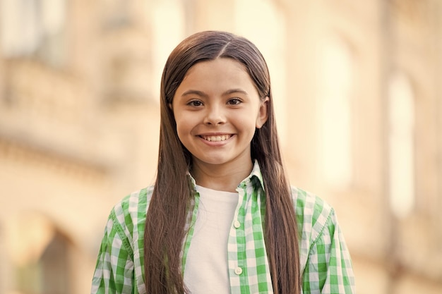 Soyez vous tous les jours enfant heureux sourire à l'extérieur beauté look de petite fille salon de beauté soins de la peau cosmétiques produits de soins capillaires la beauté est tout à propos de vous