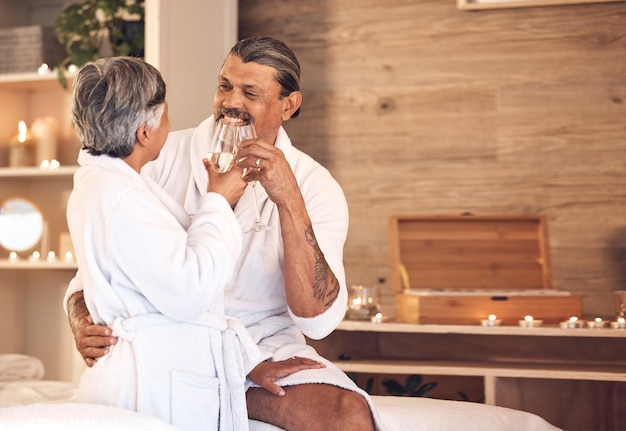 Spa d'anniversaire et couple de personnes âgées avec célébration de l'amour et liens avec mariage au champagne et retraite romantique Femme mûre vieil homme et se détendre avec un verre d'alcool relation et bonheur