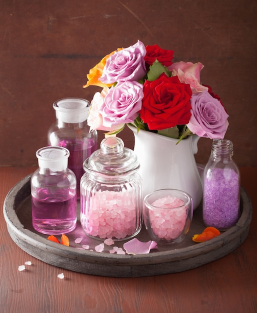 Photo spa aromathérapie au sel d'huile essentielle de fleurs de rose