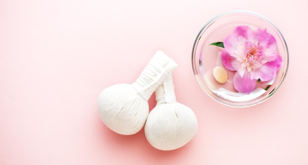 Spa Balles de massage aux herbes et fleurs dans un bol d'eau