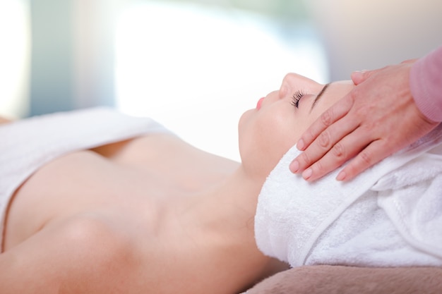 Spa de la belle jeune femme sur le visage relaxant massage, Spa concept