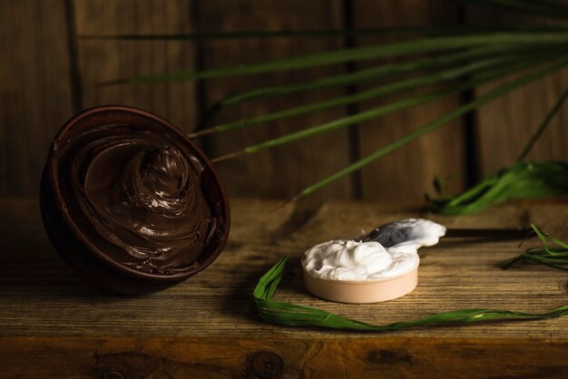 Spa concept chocolat sur fond de bois Traitement de la peau du corps au chocolat Bol de chocolat fondu