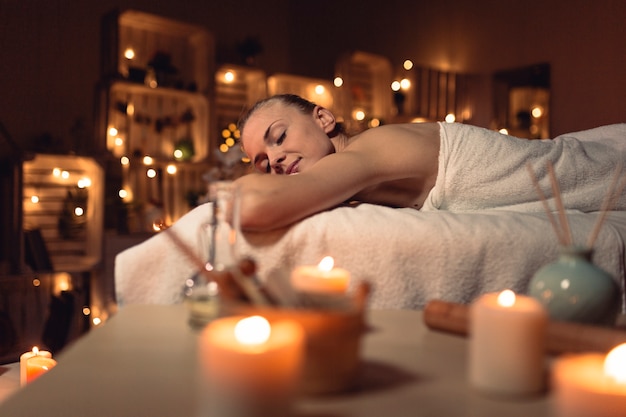 Spa et concept de massage avec femme