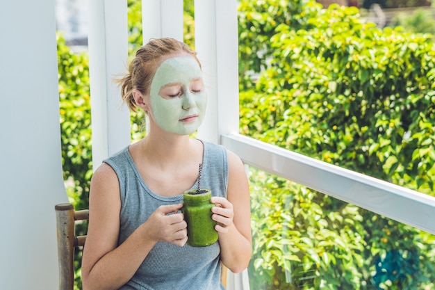 Spa femme appliquant un masque d'argile verte du visage