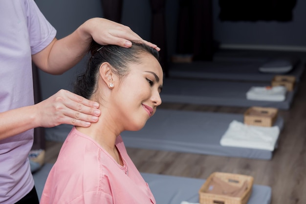 Spa et massage thaïlandais, belles femmes relaxantes et saines de l'aromathérapie