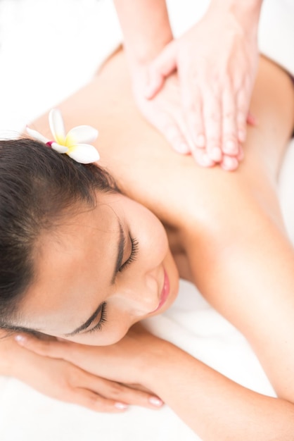 Spa et massage thaïlandais, belles femmes relaxantes et saines de l'aromathérapie