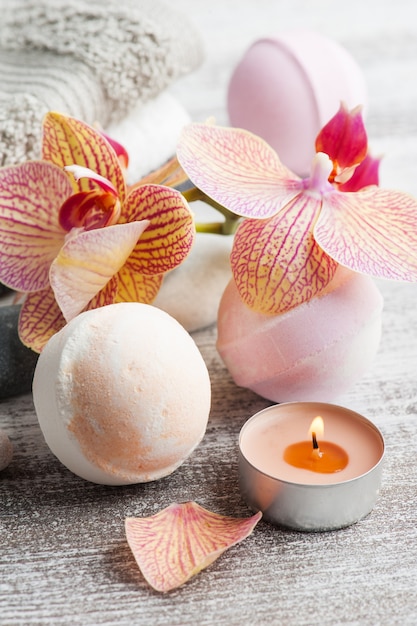 Spa nature morte avec bombes de bain et orchidée orange rouge