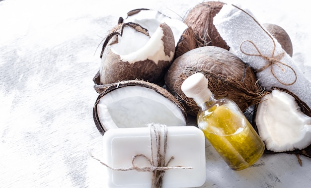 Spa nature morte de cosmétiques bio aux noix de coco