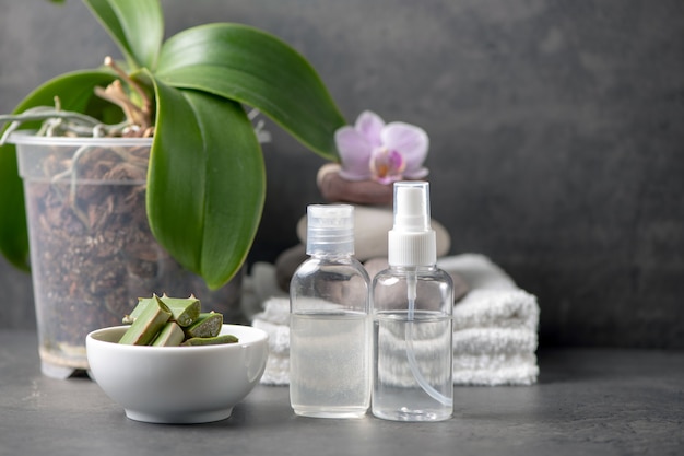 Spa nature morte avec serviette et orchidée et aloe vera sur fond de ciment gris