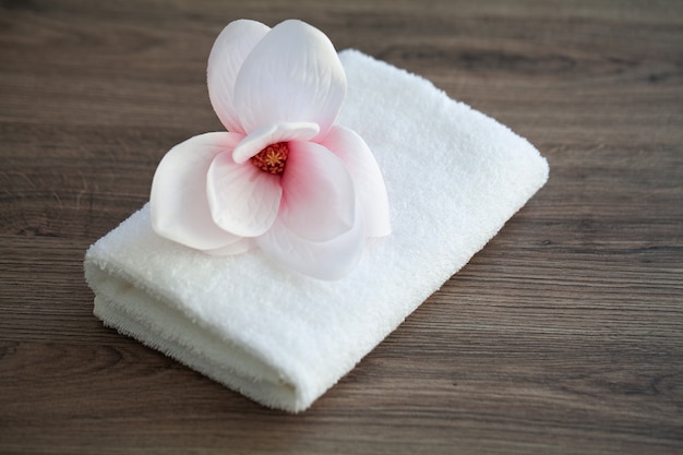 Photo spa orchidée avec des serviettes douces sur une table en bois