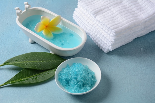 Spa et produits de soins du corps. Bain bleu aromatique Sel de la mer Morte sur fond bleu. Ingrédients naturels pour un gommage au sel pour le corps fait maison. Cosmétiques de la mer Morte. Soins de la peau de beauté. Traitement de Spa.