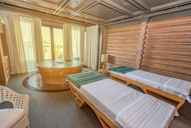 Spa et salle de massage avec deux lits et baignoire