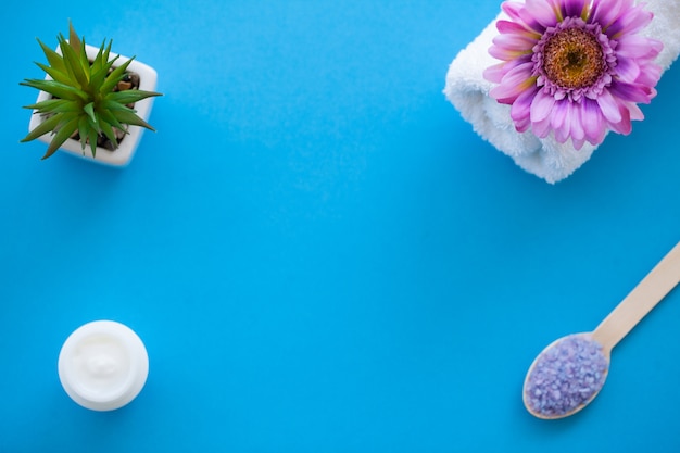 Spa. Sel de mer moulu sur une cuillère en bois de table shabby bleu clair en bois. Utilisation saine pour la cuisine et les cosmétiques