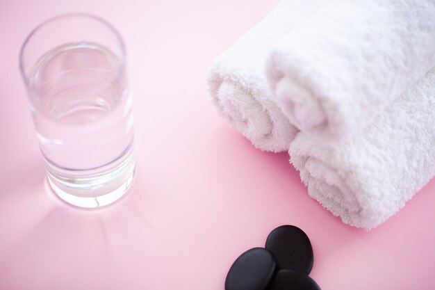 Spa. Serviettes en coton blanc à utiliser dans la salle de bain du spa rose